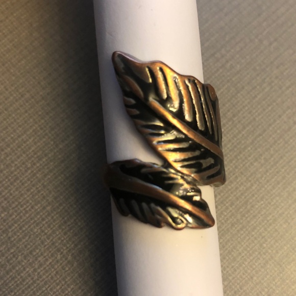 Double Leaf Ring - Picture 8 of 8